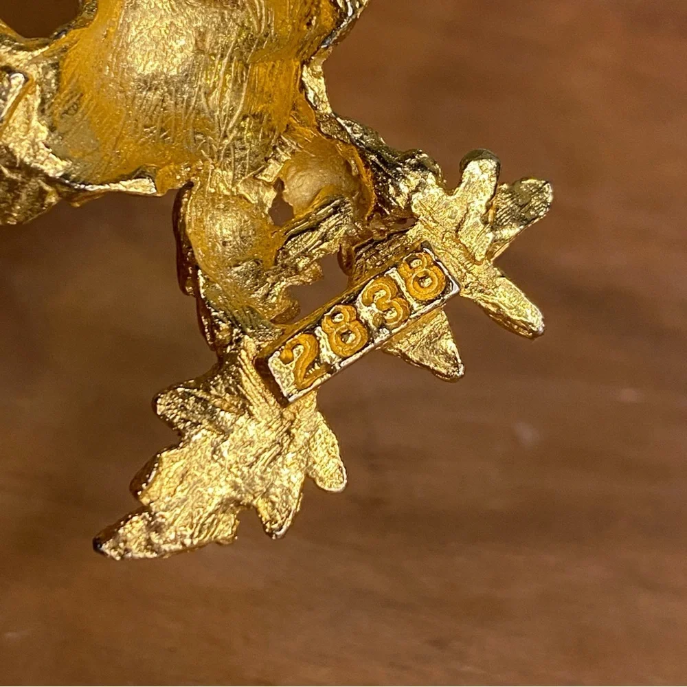 Vintage Van S Authentic 2838 Gold Cast Spread Wings Eagle Brooch
